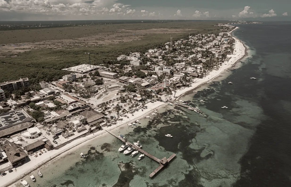 La costa de Puerto Morelos con la selva y el manglar detrás del pueblo